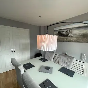 Mayfield Square Apartment