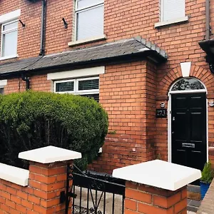 Cosy Two Bed Terraced House 7min Drive From Holiday home